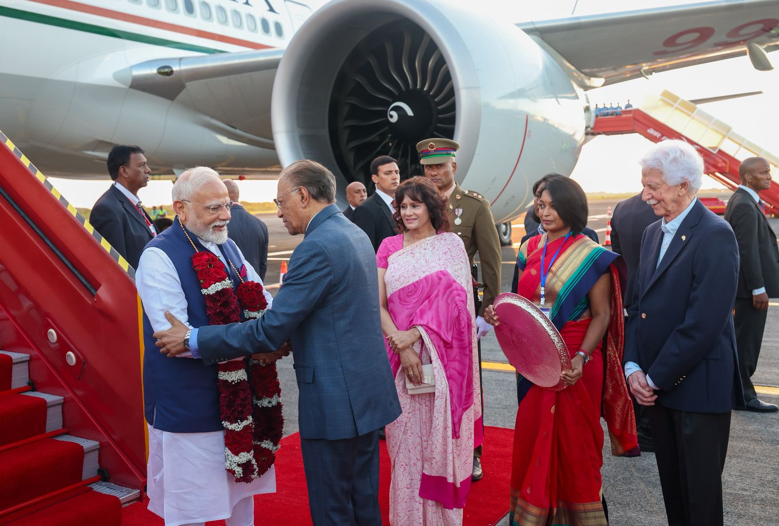 Visite d’Etat : Modi foule le sol mauricien